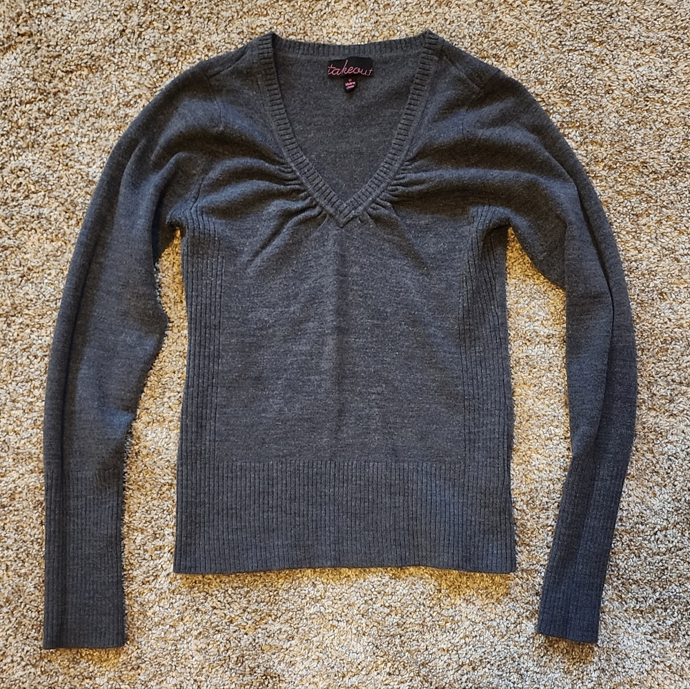Long sleeve gray v-neck sweater